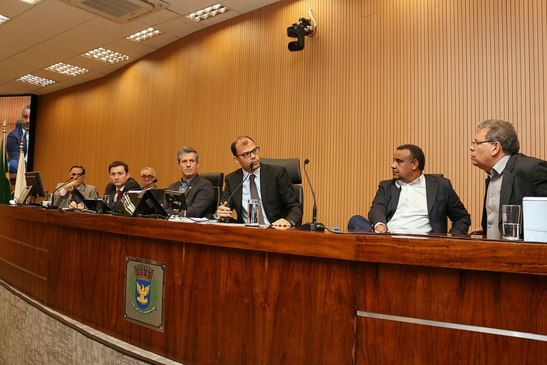 Vereadores sabatinam secretários jurídico e de saúde por mais de quatro horas: ambos negam acusações de delatores e contam que contratos de Saúde do município passarão por auditoria