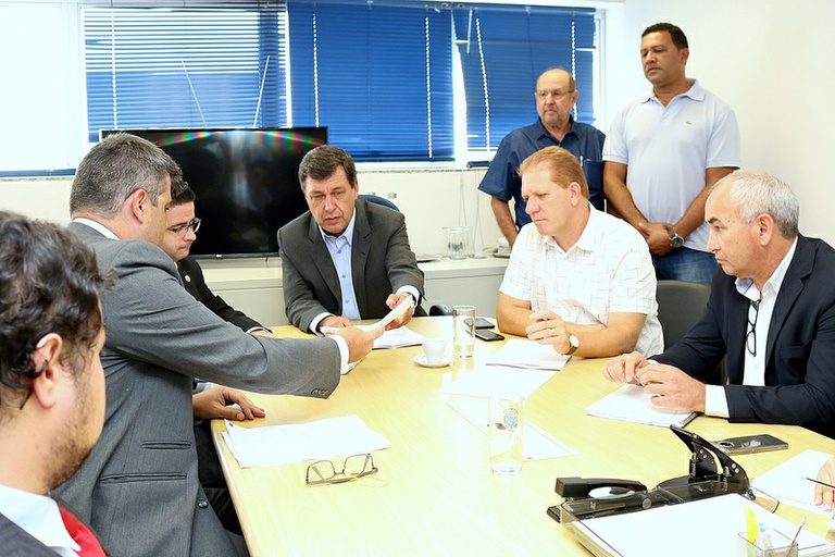 Advogado entrega defesa de prefeito e pede arquivamento da CP, alegando erros técnicos na denúncia