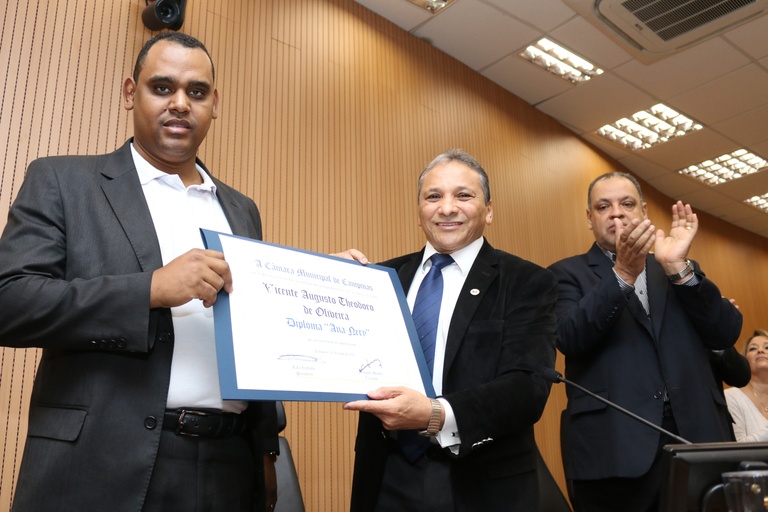 Fernando Mendes homenageia líder da equipe de saúde com Diploma “Ana Nery”