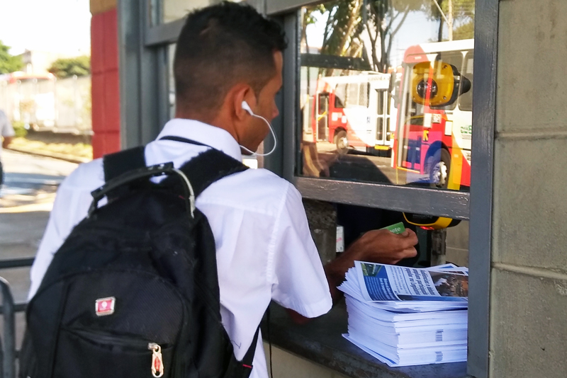 Transparência: Câmara distribui informativos - com foco na participação popular e comissões permanentes - nos terminais de ônibus , Porta Aberta e subprefeituras