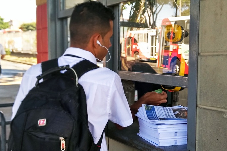 Transparência: Câmara distribui informativos - com foco na participação popular e comissões permanentes - nos terminais de ônibus , Porta Aberta e subprefeituras