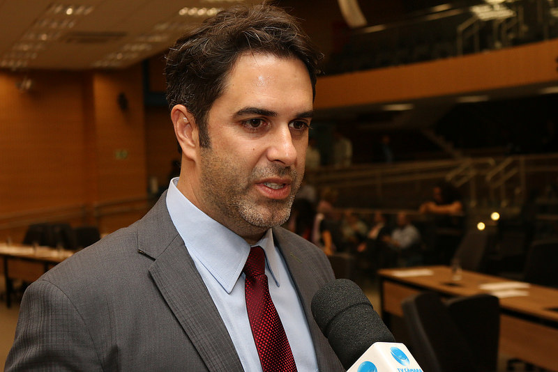 Baseado em resposta dada a requerimento, Hossri  constata que remédios em falta nos postos sequer foram licitados ainda