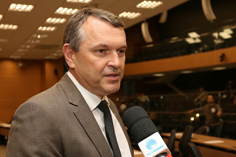 Plenário aprova moção que apela para que todos os discursos oficiais tenham intérprete de Libras
