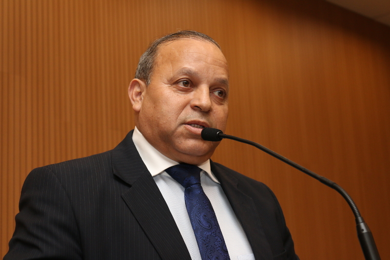 Ailton da Farmácia questiona Prefeitura sobre assessoria de engenharia a famílias na construção de moradia