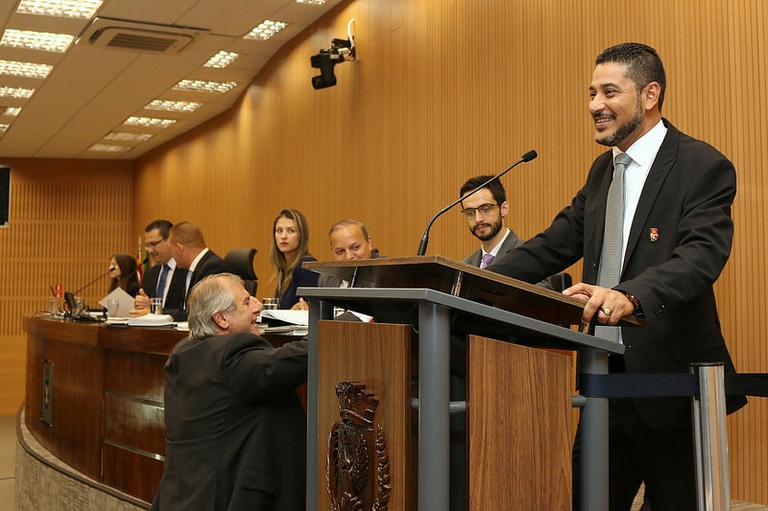Câmara aprova, em 1ª análise, PL que pretende evitar acidentes com pedestres em cancelas de estacionamentos da cidade; Carlinhos Camelô é empossado