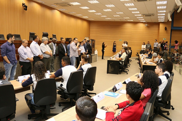 Parlamento Jovem é empossado na manhã desta quinta (10); entre os eleitos nas escolas públicas estão 18 vereadoras-estudantes e um jovem surdo