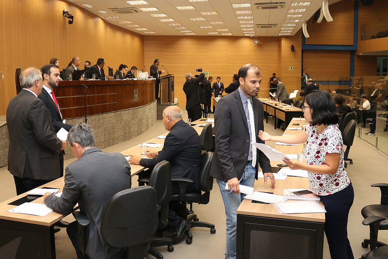 Câmara aprova, em 1ª análise, PL que incentiva vencedores de licitação a disponibilizar vaga a morador de rua e, no Dia do Down, alteração inclusiva em textos e moção contra discriminação  