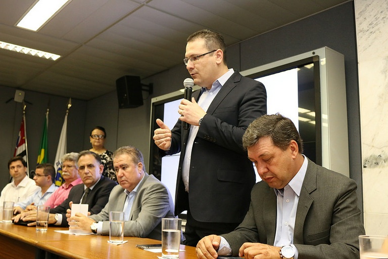 Câmara participa de assinatura de contrato para 15 ambulâncias, conquistado com atuação determinante de Comissão de Representação do Legislativo