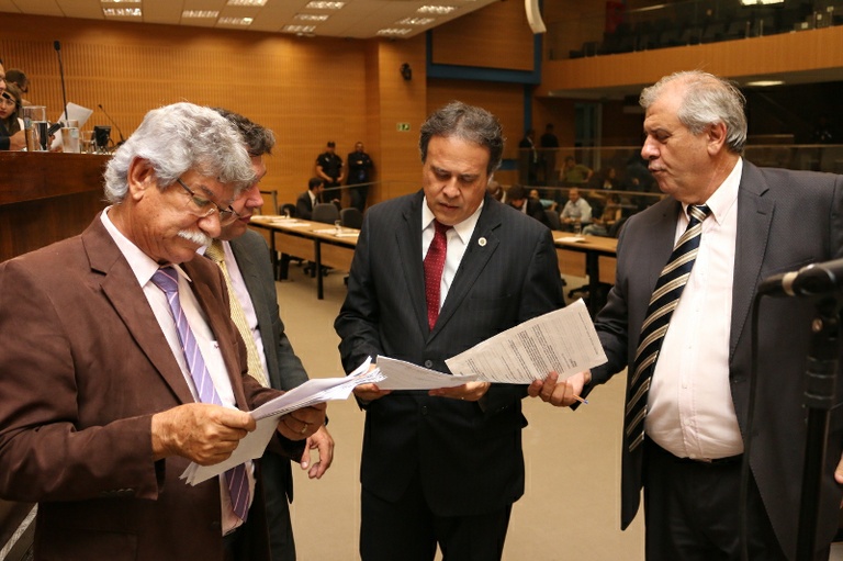 Plenário analisa na sessão de segunda-feira (19) PLs que ajustam leis de defesa do consumidor