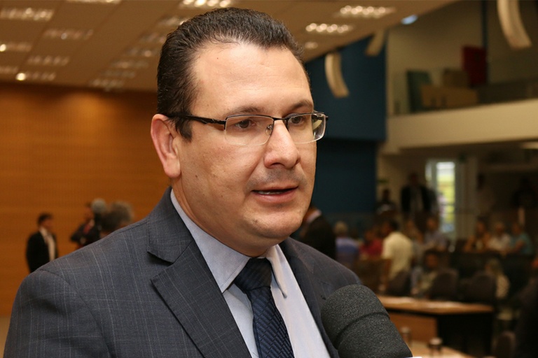 Rafa Zimbaldi protocola projeto que obriga bancos a disponibilizar cadeira de rodas em agências para clientes com problemas de locomoção