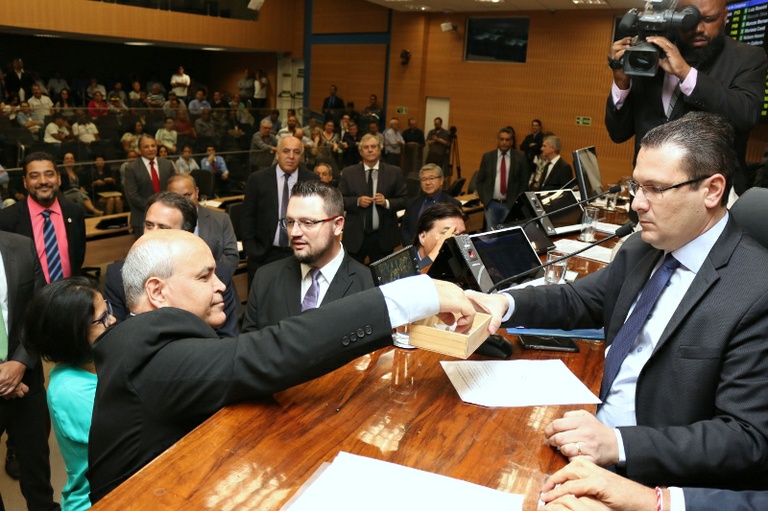Com aprovação de todos os 32 vereadores presentes, Câmara cria Comissão Processante para apurar  responsabilidade do prefeito Jonas no caso Ouro Verde