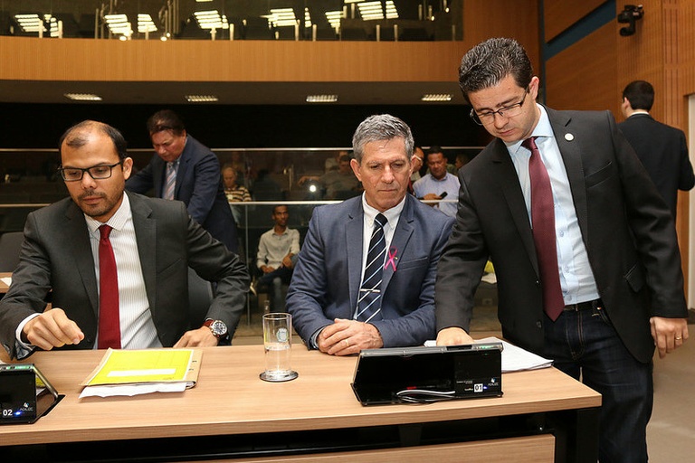 Marchesi protocola requerimento de pesar por tragédia de família de pastor durante a 61ª reunião ordinária; projetos previstos para votação nesta quarta serão avaliados na próxima segunda (15)