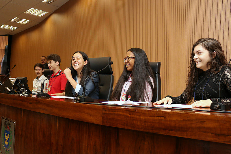 Parlamento Jovem escolhe Nicole Heinrich, de 13 anos, como presidente:  “é uma grande honra ser a primeira mulher a presidir o PJ, nossa geração sabe mais do que ninguém que o papel da mulher mudou”