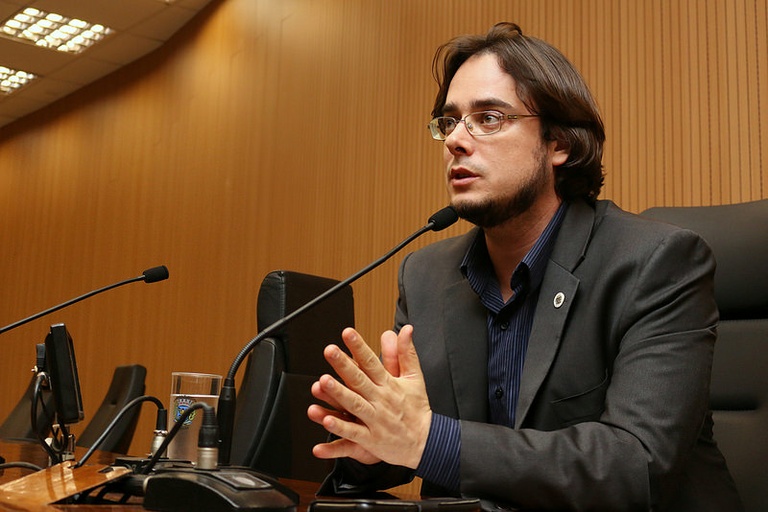 Primeira parte da sessão de segunda-feira (29) discute a importância da Universidade Pública