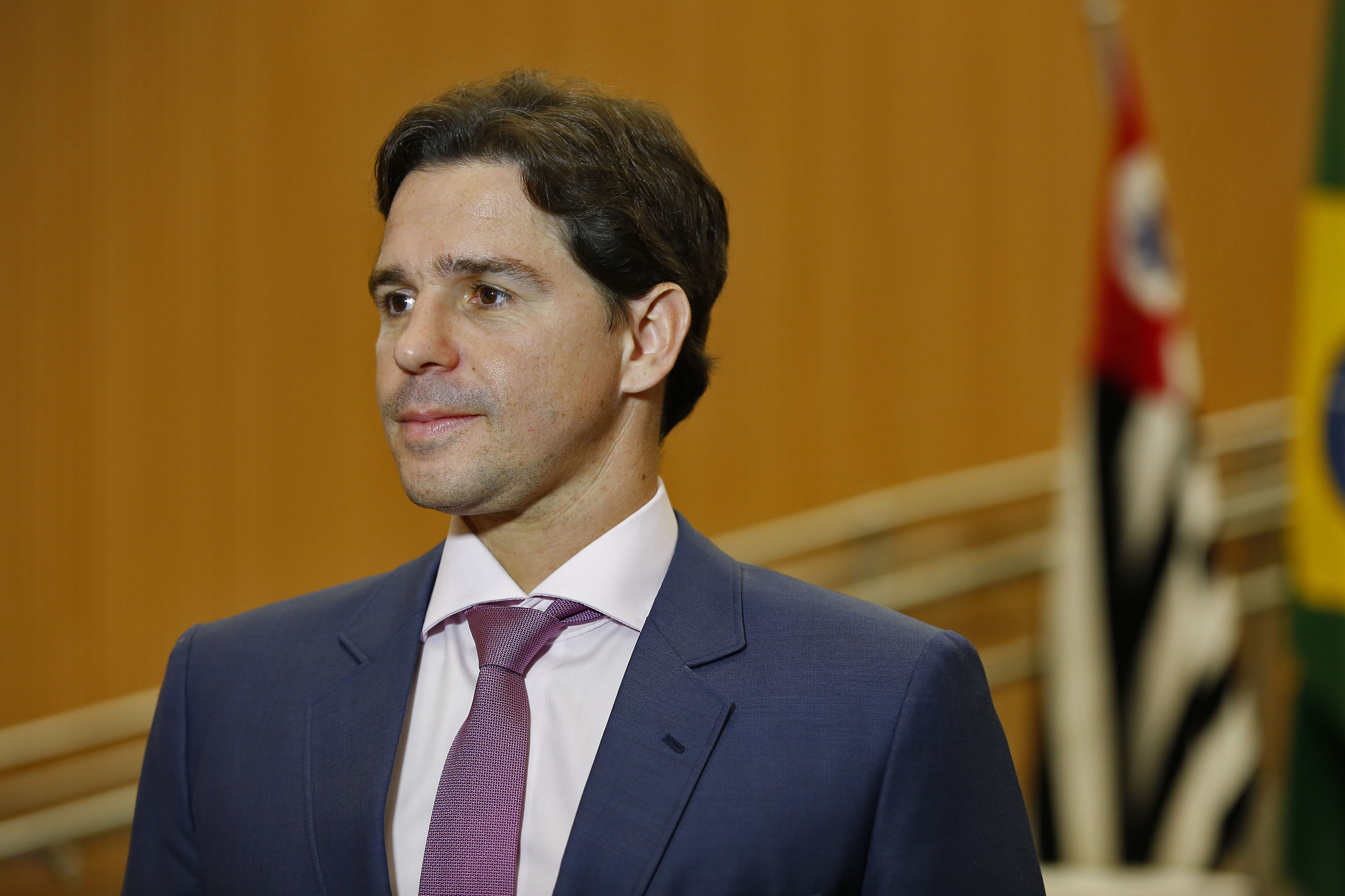 Marcelo Silva entrega Diploma de Mérito Cultural a cenógrafo