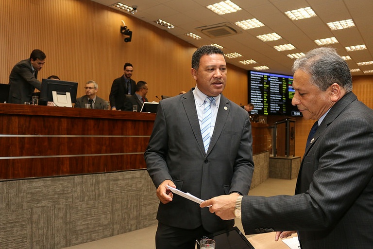 Permínio Monteiro protocola projeto que garante licença maternidade para avós