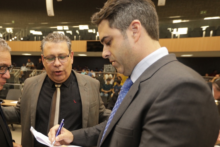 Vereador Nelson Hossri apresenta projeto autorizando empresas privadas a fazerem poda de árvores