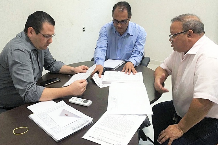Ailton da Farmácia participa de reunião para viabilizar construção de passagem sobre  linha férrea que solicitou em indicação protocolada na Câmara,  entre o Jardim Tamoio e o Samambaia/Esmeraldina  