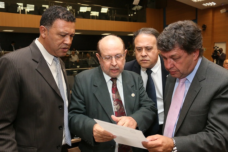 Câmara aprova, em votação final, projeto de lei que torna obrigatória a apresentação de carteira de vacinação no ato da matrícula em escolas e determina que ausência de vacinas deverá ser comunicada ao Conselho Tutelar