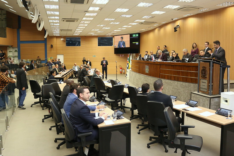 Câmara vota nesta segunda (12) PL que regula a instalação e funcionamento de portões e cancelas para que não atinjam pedestres ao abrir