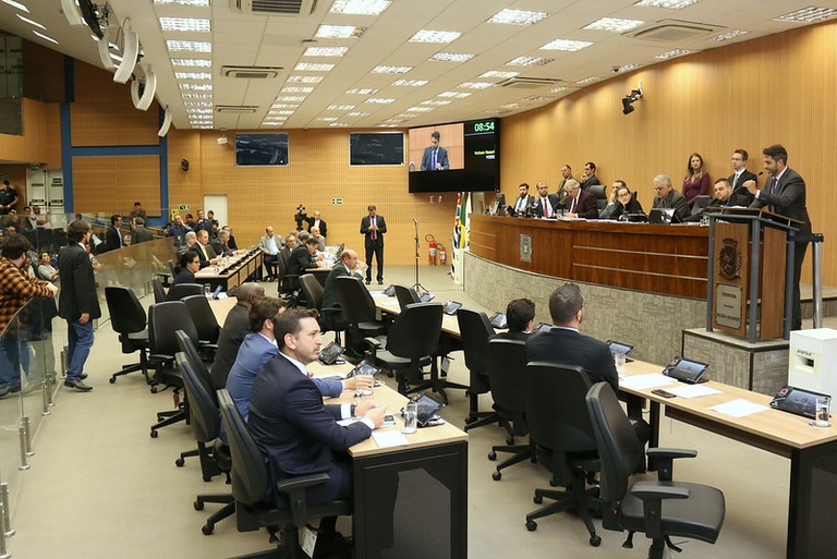 Câmara vota nesta segunda (12) PL que regula a instalação e funcionamento de portões e cancelas para que não atinjam pedestres ao abrir