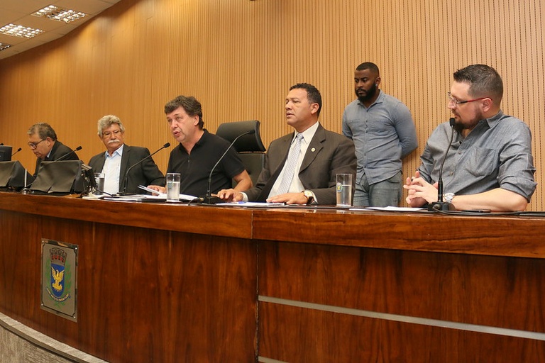 Comissão de Constituição e Legalidade aprova pareceres dos projetos que autorizam a prefeitura a contratar profissionais para a saúde e educação