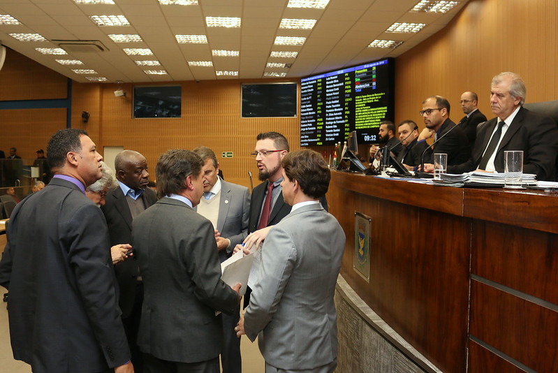 Durante reunião ordinária desta segunda, presidência confirma que Câmara receberá projetos que criam vagas para profissionais na Educação e na Saúde; confira a votação da noite