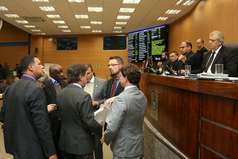 Durante reunião ordinária desta segunda, presidência confirma que Câmara receberá projetos que criam vagas para profissionais na Educação e na Saúde; confira a votação da noite