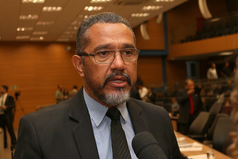 Pastor Elias Azevedo homenageia casal missionário