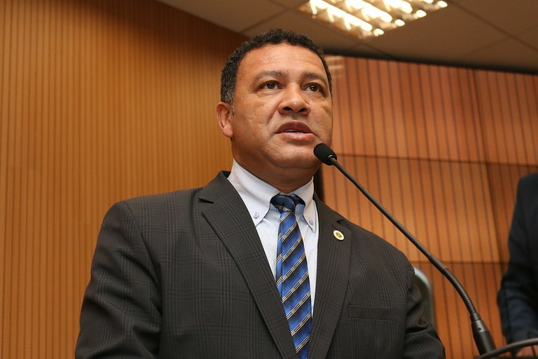 Permínio Monteiro  protocola projeto para incentivar doação de cabelos a pacientes de quimioterapia
