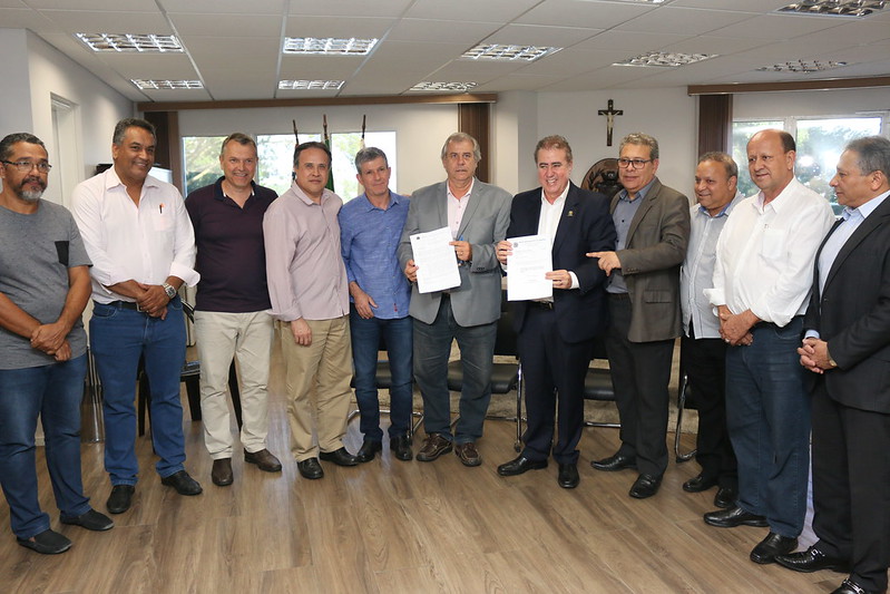 Prefeito entrega projetos que preveem a contratação de 1100 profissionais para as áreas da saúde e educação; Câmara prevê prazo para votação final entre 45 a 60 dias