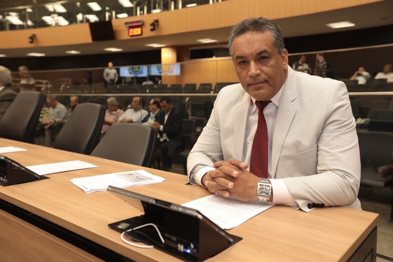 Projeto de Paulo Galterio determina a tradução em língua portuguesa de propagandas em outros idiomas   