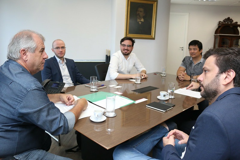 Marcos Bernardelli recebe representantes do iFood e Associação de Bares e Restaurantes para conversar sobre a Lei do Delivery