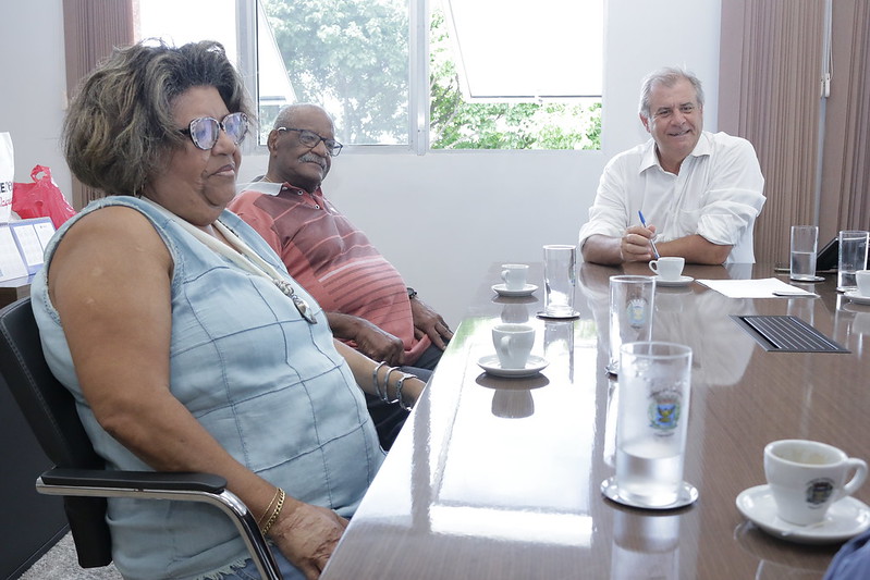 Marcos Bernardelli recebe servidor público aposentado e sua filha na Câmara de Campinas