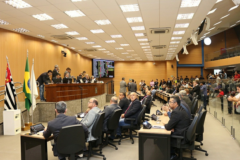 Após mais de 22 horas de julgamento, Câmara rejeita cassação do prefeito e define por arquivamento de processo