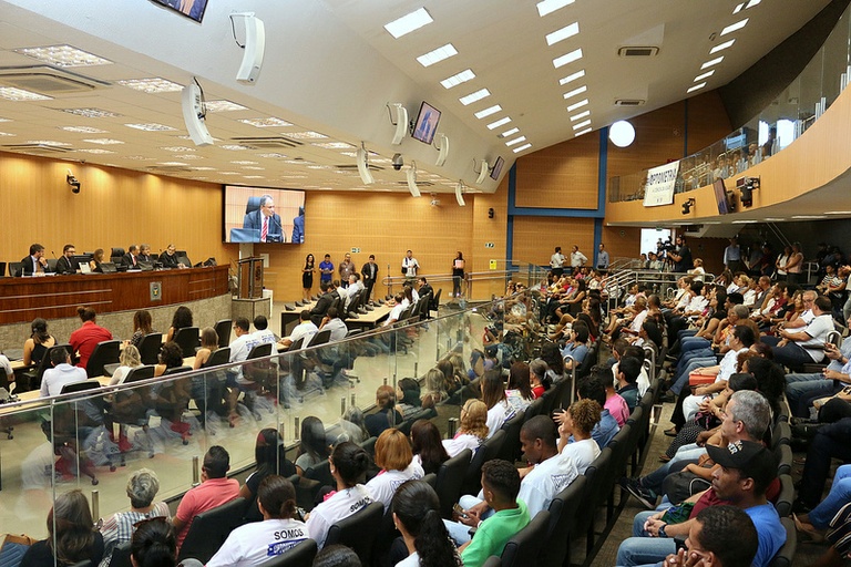 Câmara fica lotada em audiência facultativa sobre legalidade de gabinetes optométricos em Campinas, proposta por Fernando Mendes