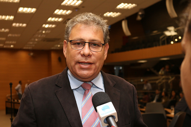 Carmo Luiz protocola PL que busca erradicar o analfabetismo em Campinas