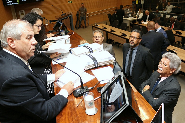 Com leitura ininterrupta desde às 17 horas de ontem, julgamento de pedido da cassação de Jonas deve terminar nesta quarta
