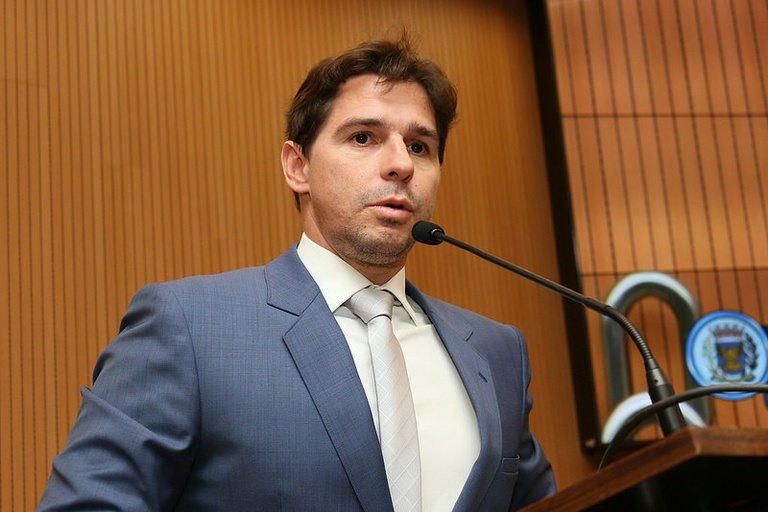 Marcelo Silva entrega Diploma de Mérito Jurídico a professor da PUC nesta terça-feira (12)