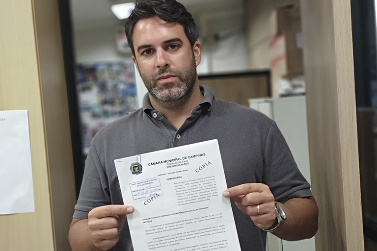 Nelson Hossri protocola representação após atraso na entrega de material escolar