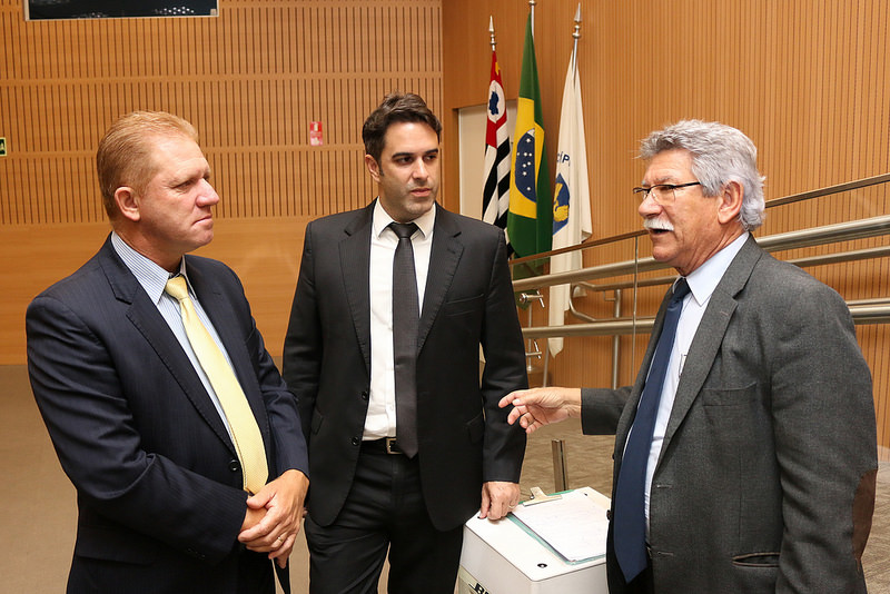 Vereadores apresentam projeto que suspende reajuste do IPTU para 2020