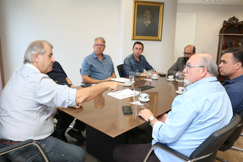 Marcos Bernardelli recebe a visita dos organizadores da mostra ‘O Mundo Criativo’