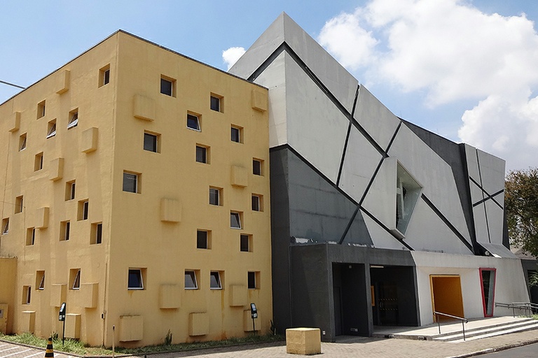 Por iniciativa de Rossini, Rodrigo da Farmadic e Petta, Câmara entrega diplomas de mérito Cultural Guilherme de Almeida a destaques da área nesta quinta (11), no teatro Castro Mendes