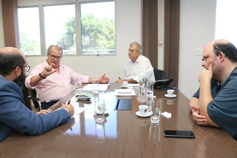 Presidente da Câmara recebe a visita de empresário do ramo de soro animal   