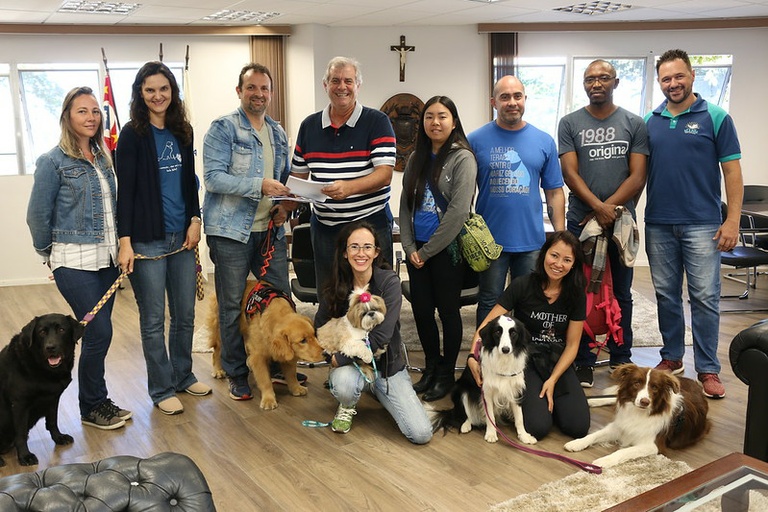Bernardelli recebe profissionais que trabalham com cães-terapeutas e prepara projeto de lei para que os animais tenham os mesmos direitos de acesso dos cães-guia  