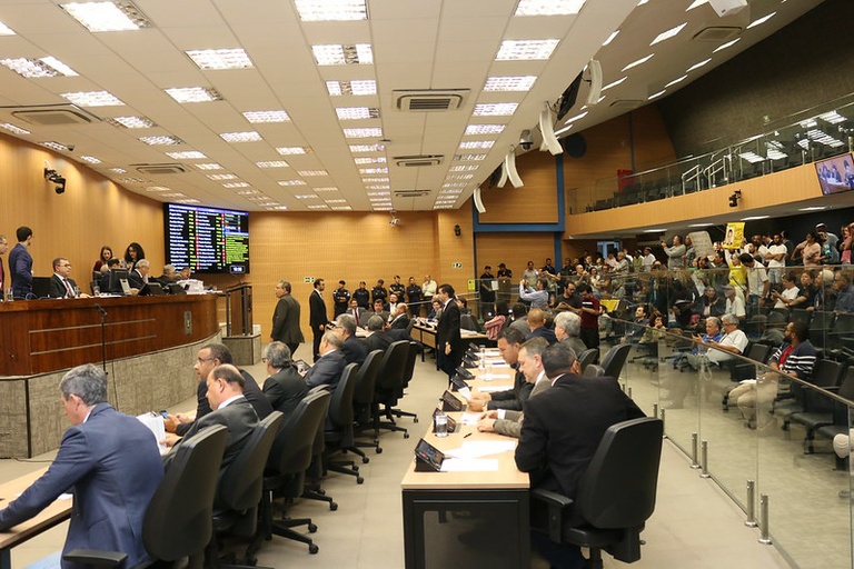 Câmara rejeita pedido de Comissão Processante proposto por Santini por 22 votos a nove; confira a íntegra da votação desta quarta (12)