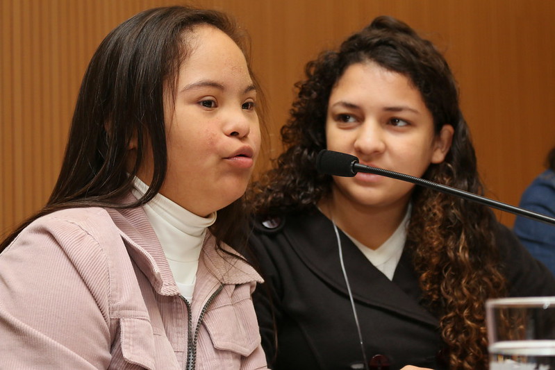 Com votos de vereadora-estudante Down e vereador-estudante autista, Parlamento Jovem aprova três projetos sobre inclusão
