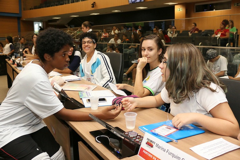 Na primeira reunião ordinária, Parlamento Jovem aprova sete projetos, entre os quais o que propõe a criação de bibliotecas de rua