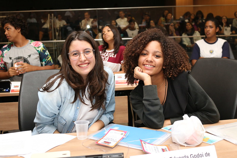Parlamento Jovem aprova criação de cardápio vegano nas escolas; reunião foi a última da 3ª edição, que terá cerimônia de encerramento na próxima 5ª (27)