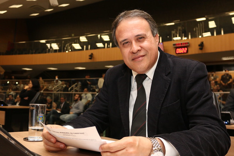 Professor Alberto apresenta projeto que autoriza o consumo de merenda escolar por parte de professores da rede municipal junto com os alunos